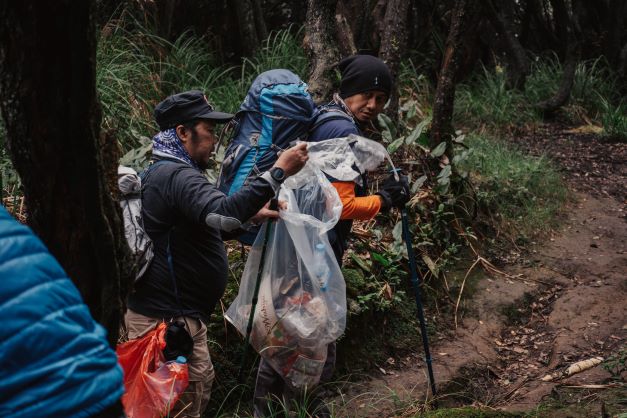 Green Hiking and clean up campaign Gunung Papandayan Garut